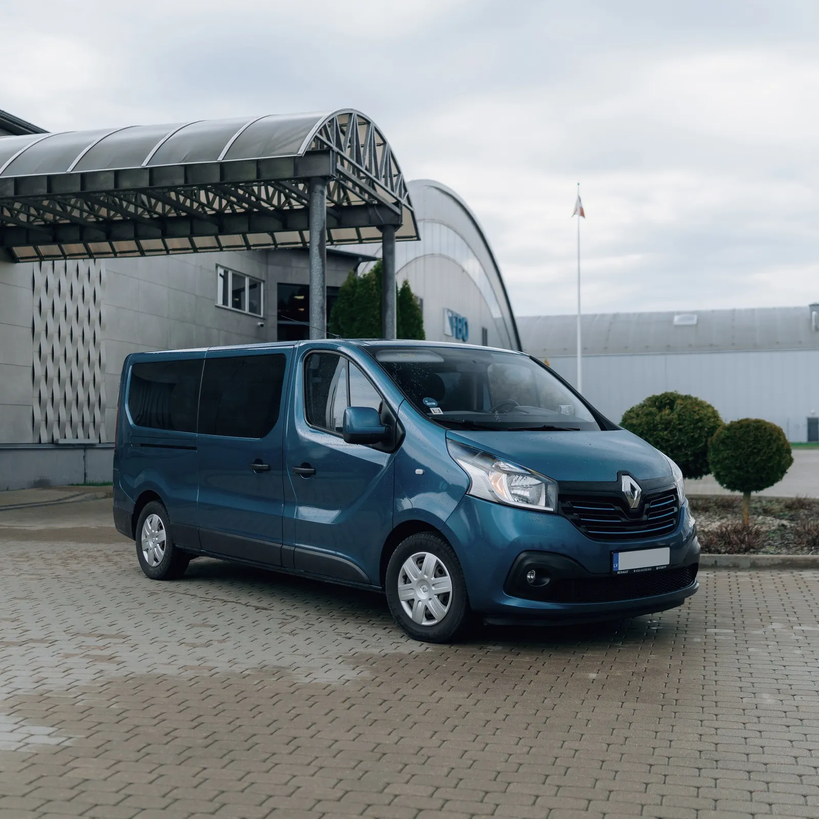 Renault Trafic minivan front view for private and group transfers
